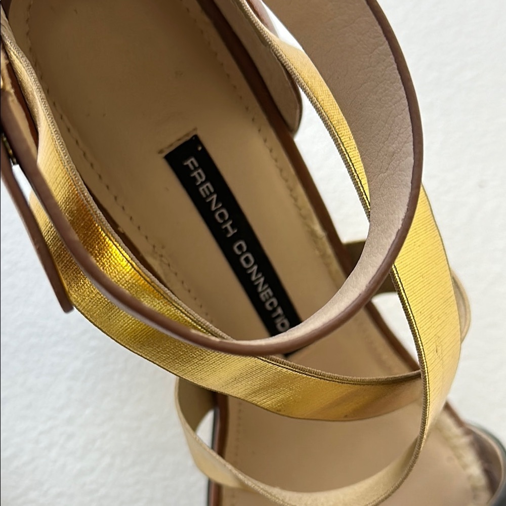 French Connection Sz 8.5 Metallic Gold and Black Heels Strappy Sandals • RARE💋 - Picture 5 of 8